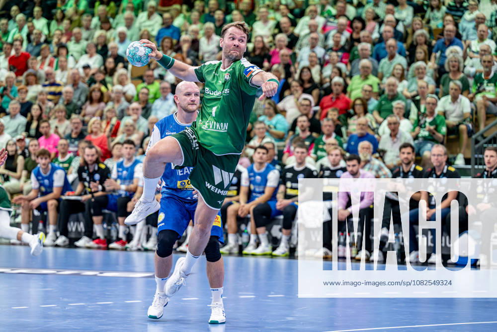 OPEL Handball Bundesliga; HSG Wetzlar - ThSV Eisenach, 07.09.26 Petter Oeverby (HSG Wetzlar, 11), Peter Walz (ThSV Eisenach, 14) OPEL Handball Bundesliga; HSG Wetzlar - ThSV Eisenach: Wetzlar, 07.09.26