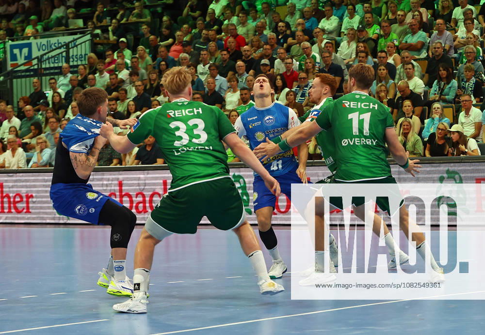 Handball Opel Handball-Bundesliga, HSG Wetzlar - ThSV Eisenach v.l. Elias Scholtes (ThSV Eisenach), Georg Löwen (HSG Wetzlar), Vukasin Antonijevic (ThSV Eisenach), Tomas Piroch (HSG Wetzlar), Petter Överby (HSG Wetzlar) Wetzlar Buderus Arena Hessen Deutschland (DE)