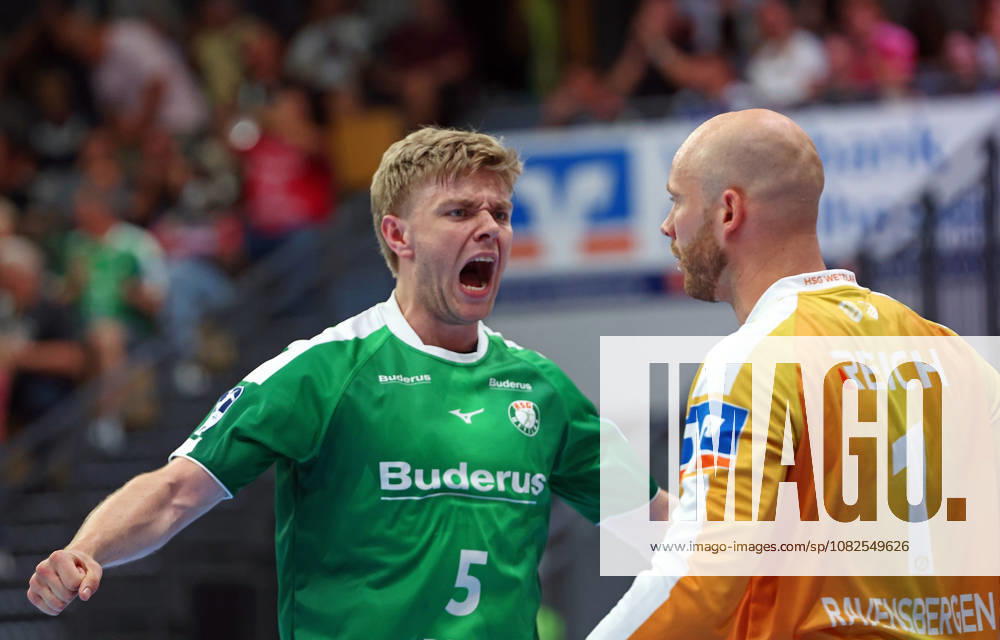 Handball Opel Handball-Bundesliga, HSG Wetzlar - ThSV Eisenach v.l. Jubel bei Tristan Kirschner (HSG Wetzlar) und Bart Ravensbergen (HSG Wetzlar) Wetzlar Buderus Arena Hessen Deutschland (DE)