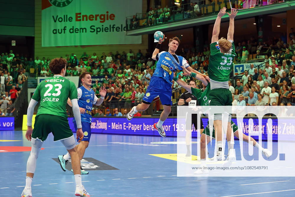 Handball Opel Handball-Bundesliga, HSG Wetzlar - ThSV Eisenach v.l. Marti Soler (HSG Wetzlar), Felix Aellen (ThSV Eisenach), Oskar Joelsson (ThSV Eisenach), Petter Överby (HSG Wetzlar), Georg Löwen (HSG Wetzlar) Wetzlar Buderus Arena Hessen Deutschland (DE)