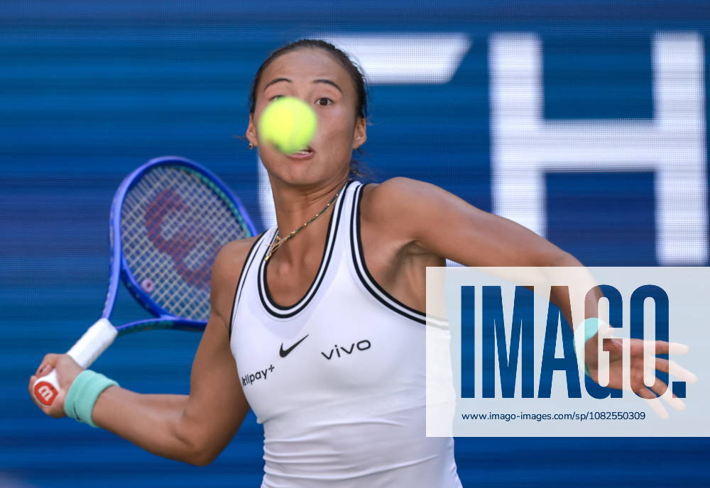 US Open tennis tournament - Day 9 Qinwen Zheng of China in action against Iga Swiatek of Poland during the Women s Singles round 4 of the US Open Tennis Championships at the USTA Billie Jean King National Tennis Center in Flushing Meadows, New York, USA, 07 September 2026. The 2026 US Open tournament runs from 23 August through 13 September. FLUSHING MEADOWS NEW YORK United States