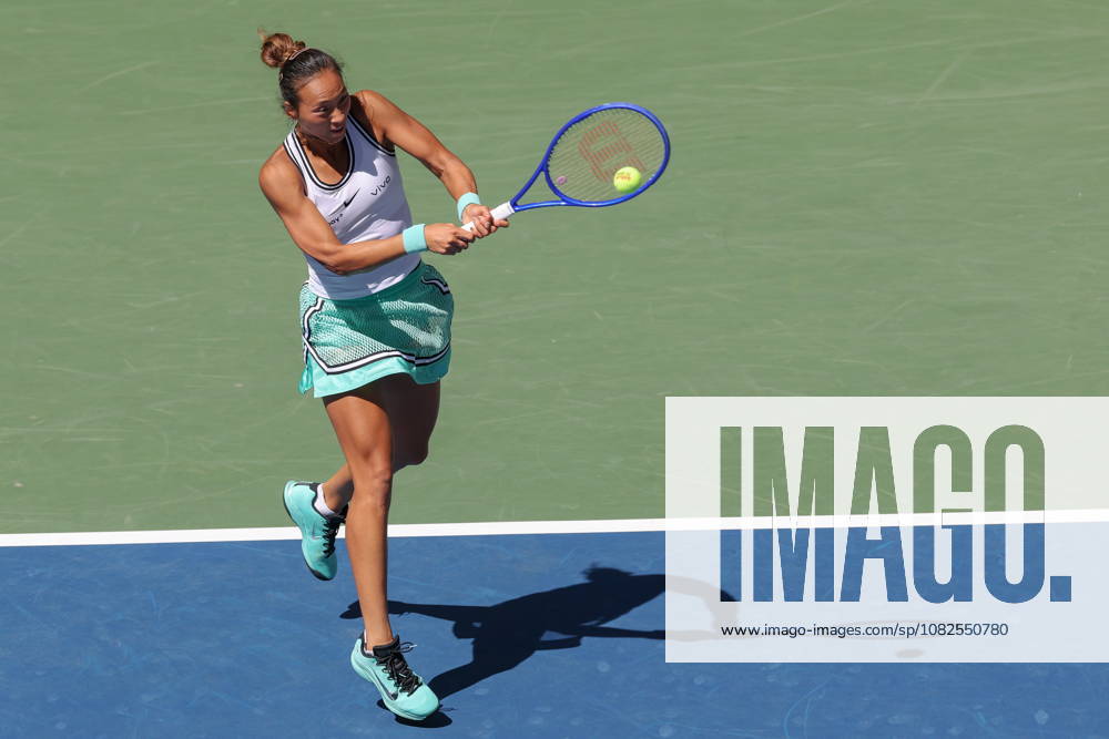 US Open tennis tournament - Day 9 Qiwen Zheng of China hits a backhand during the Women s Singles round 4 match against Iga Swiatek of Poland of the US Open Tennis Championships at the USTA Billie Jean King National Tennis Center in Flushing Meadows, New York, USA, 07 September 2026. FLUSHING MEADOWS NEW YORK United States