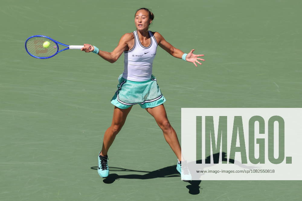 US Open tennis tournament - Day 9 Qiwen Zheng of China hits a forehand during the Women s Singles round 4 match against Iga Swiatek of Poland of the US Open Tennis Championships at the USTA Billie Jean King National Tennis Center in Flushing Meadows, New York, USA, 07 September 2026. FLUSHING MEADOWS NEW YORK United States