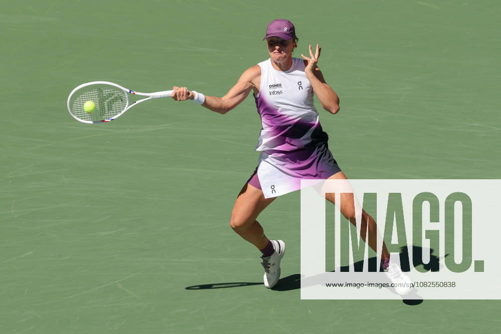 US Open tennis tournament - Day 9 Iga Swiatek of Poland hits a forehand during the Women s Singles round 4 match against Qiwen Zheng of China of the US Open Tennis Championships at the USTA Billie Jean King National Tennis Center in Flushing Meadows, New York, USA, 07 September 2026. FLUSHING MEADOWS NEW YORK United States