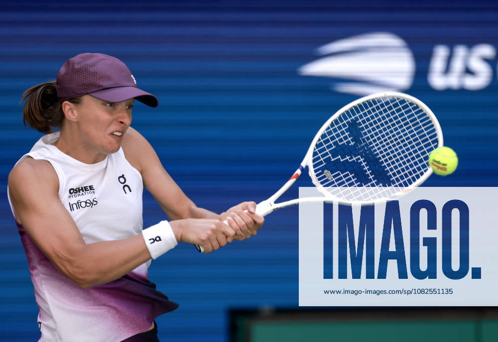 US Open tennis tournament - Day 9 Iga Swiatek of Poland in action against Qinwen Zheng of China during the Women s Singles round 4 of the US Open Tennis Championships at the USTA Billie Jean King National Tennis Center in Flushing Meadows, New York, USA, 07 September 2026. The 2026 US Open tournament runs from 23 August through 13 September. FLUSHING MEADOWS NEW YORK United States