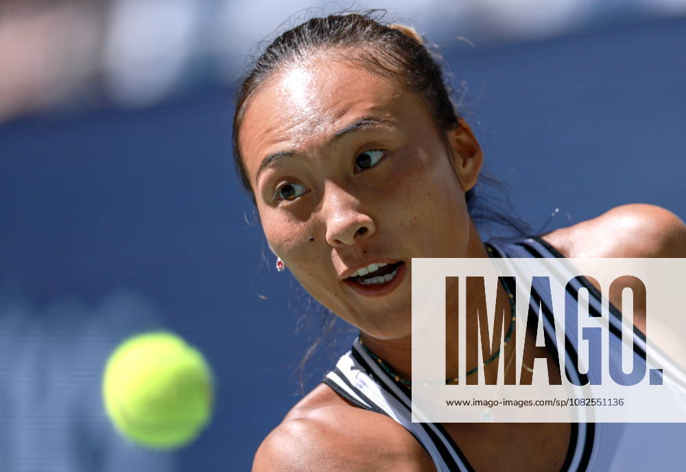US Open tennis tournament - Day 9 Qinwen Zheng of China in action against Iga Swiatek of Poland during the Women s Singles round 4 of the US Open Tennis Championships at the USTA Billie Jean King National Tennis Center in Flushing Meadows, New York, USA, 07 September 2026. The 2026 US Open tournament runs from 23 August through 13 September. FLUSHING MEADOWS NEW YORK United States