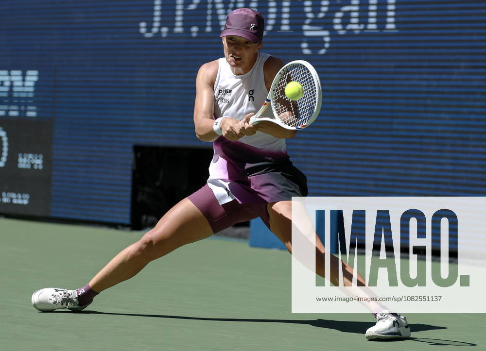 US Open tennis tournament - Day 9 Iga Swiatek of Poland in action against Qinwen Zheng of China during the Women s Singles round 4 of the US Open Tennis Championships at the USTA Billie Jean King National Tennis Center in Flushing Meadows, New York, USA, 07 September 2026. The 2026 US Open tournament runs from 23 August through 13 September. FLUSHING MEADOWS NEW YORK United States