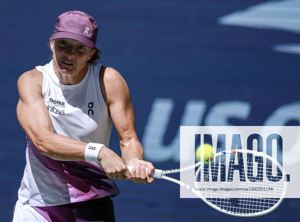 US Open tennis tournament - Day 9 Iga Swiatek of Poland in action against Qinwen Zheng of China during the Women s Singles round 4 of the US Open Tennis Championships at the USTA Billie Jean King National Tennis Center in Flushing Meadows, New York, USA, 07 September 2026. The 2026 US Open tournament runs from 23 August through 13 September. FLUSHING MEADOWS NEW YORK United States