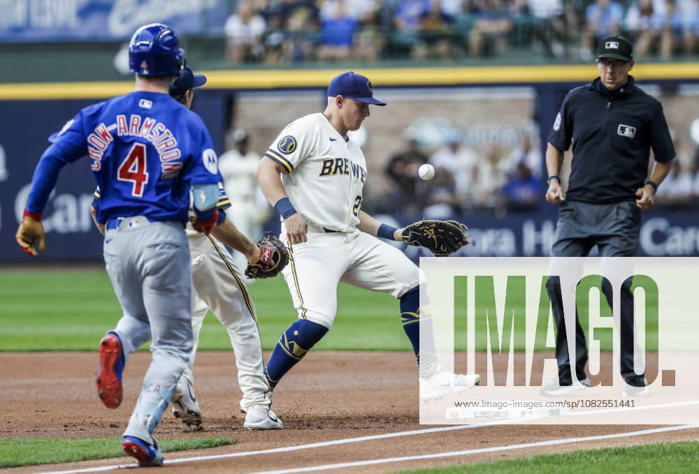 First base umpire Adam Hamari (R) watches as Milwaukee Brewers first baseman Andrew Vaughn (C) bobbles a ground ball hit by Chicago Cubs center fielder Pete Crow-Armstrong (L) before stepping on the base in the first inning of the MLB, Baseball Herren, USA game between the Chicago Cubs and the Milwaukee Brewers at American Family Field in Milwaukee, Wisconsin on Monday, September 7, 2026. MIL20260907803 TANNENxMAURY