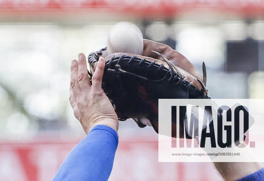 Chicago Cubs catcher Carson Kelly catches a pop foul ball hit by Milwaukee Brewers catcher William Contreras in the first inning of the MLB, Baseball Herren, USA game between the Chicago Cubs and the Milwaukee Brewers at American Family Field in Milwaukee, Wisconsin on Monday, September 7, 2026. MIL20260907805 TANNENxMAURY