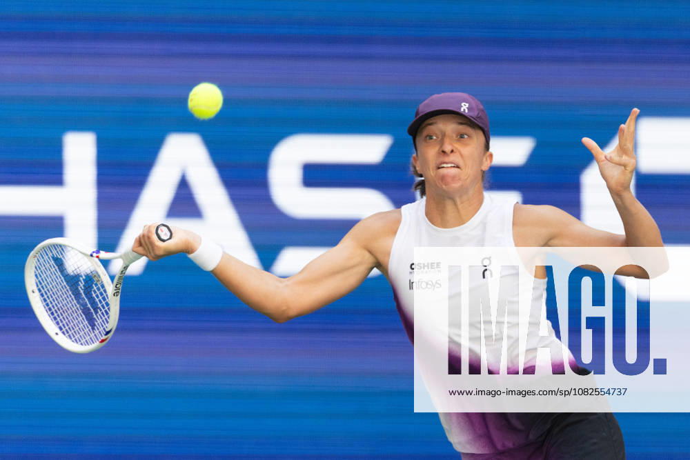 Iga Swiatek (POL) in action against Qinwen Zheng (CHN) during their Round 4 match at the US Open on September 7, 2026, held at the USTA Billie Jean King National Tennis Center in New York City. CSM New York City USA - ZUMAc04_ 20260907_zma_c04_021