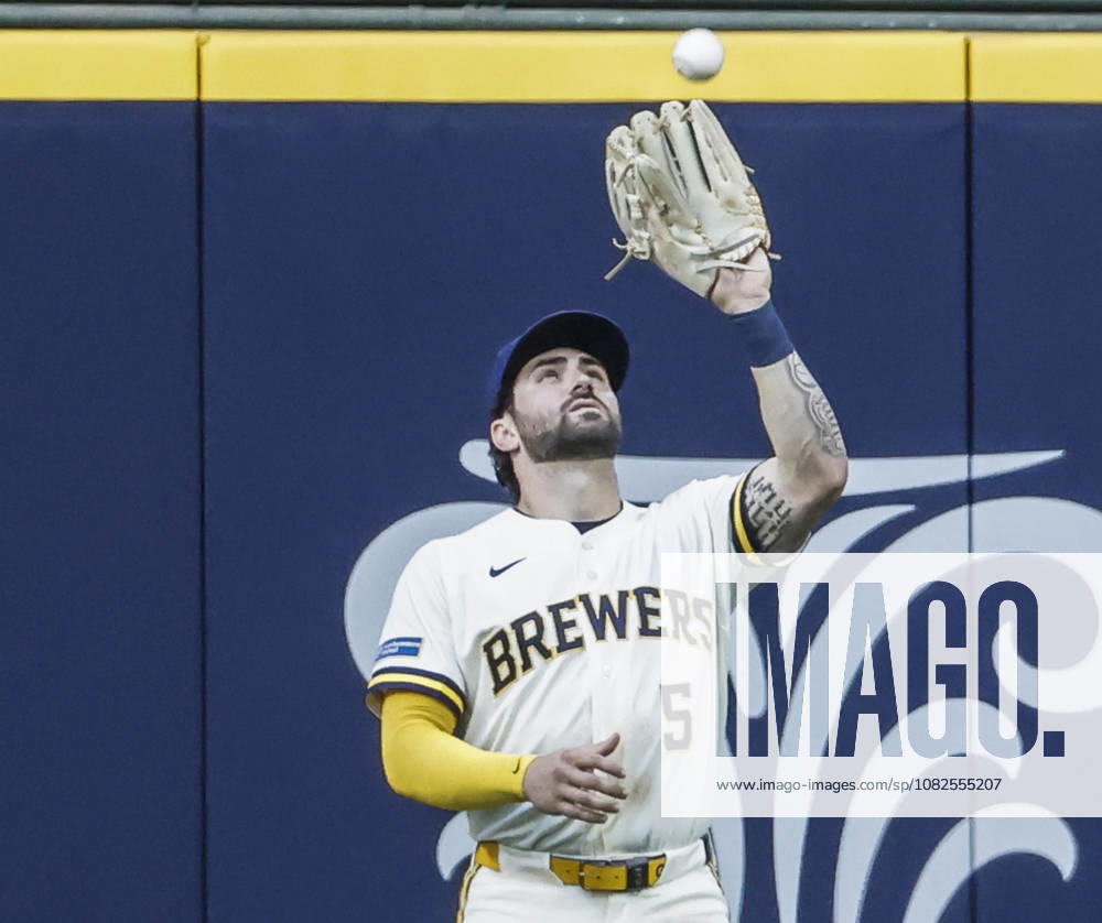Milwaukee Brewers center fielder Garrett Mitchell catches a fly ball hit by Chicago Cubs first baseman BJ Murray Jr. in the seventh inning of the MLB, Baseball Herren, USA game between the Chicago Cubs and the Milwaukee Brewers at American Family Field in Milwaukee, Wisconsin on Monday, September 7, 2026. MIL20260907822 TANNENxMAURY