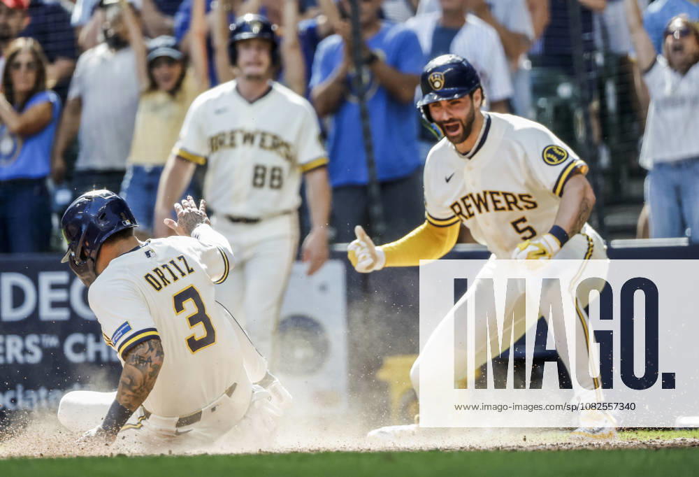 #2 Milwaukee Brewers center fielder Garrett Mitchell (R) reacts as Milwaukee Brewers shortstop Joey Ortiz (L) scores on a two RBI ball hit by Milwaukee Brewers left fielder Jackson Chourio in the eighth inning of the MLB, Baseball Herren, USA game between the Chicago Cubs and the Milwaukee Brewers at American Family Field in Milwaukee, Wisconsin on Monday, September 7, 2026. The Brewers defeated the Cubs 4-3. MIL20260907829 TANNENxMAURY