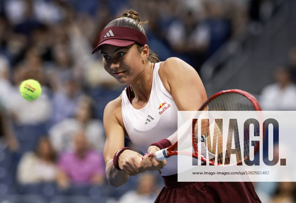 US Open tennis tournament - Day 9 Iva Jovic of the USA in action against Coco Gauff of the USA during their women s singles fourth round match at the US Open Tennis Championships at the USTA Billie Jean King National Tennis Center in Flushing Meadows, New York, USA, 07 September 2026. The 2026 US Open tournament runs from 23 August through 13 September. FLUSHING MEADOWS NEW YORK United States