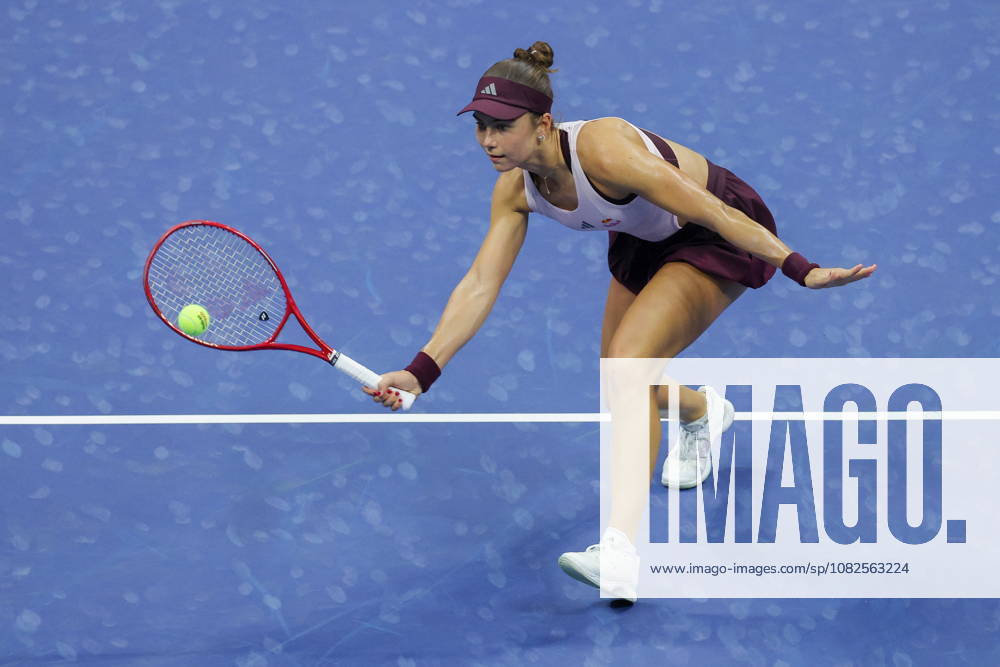 US Open tennis tournament - Day 9 Iva Jovic of the USA in action against Coco Gauff of the USA during their Womens Singles round 4 match of the US Open Tennis Championships at the USTA Billie Jean King National Tennis Center in Flushing Meadows, New York, USA, 07 September 2026. FLUSHING MEADOWS NEW YORK United States