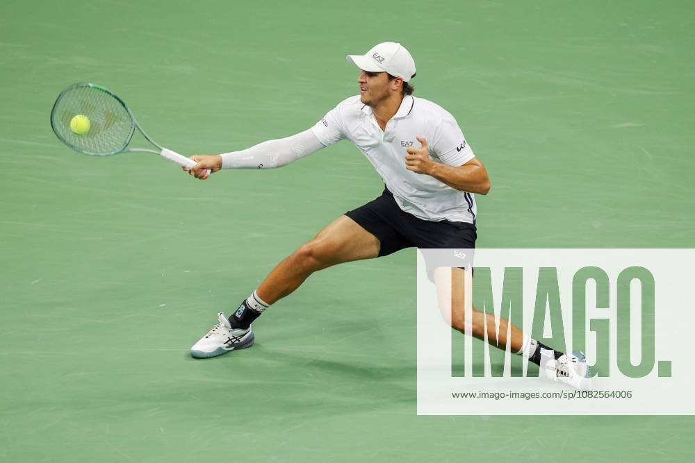 US Open tennis tournament - Day 9 Luciano Darderi of Italy in action against Alexander Zverev of Germany during their Mens Singles round 4 match of the US Open Tennis Championships at the USTA Billie Jean King National Tennis Center in Flushing Meadows, New York, USA, 07 September 2026. FLUSHING MEADOWS NEW YORK United States