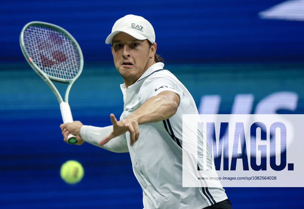 US Open tennis tournament - Day 9 Luciano Darderi of Italy in action against Alexander Zverev of Germany during their men s singles fourth round match at the US Open Tennis Championships at the USTA Billie Jean King National Tennis Center in Flushing Meadows, New York, USA, 07 September 2026. The 2026 US Open tournament runs from 23 August through 13 September. FLUSHING MEADOWS NEW YORK United States