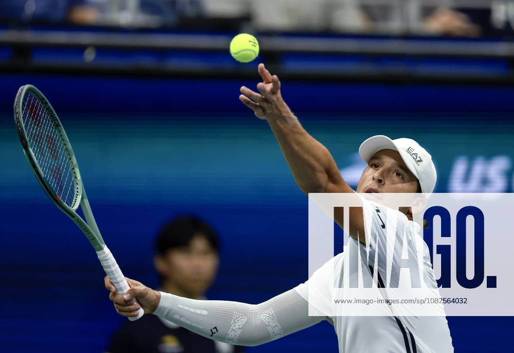 US Open tennis tournament - Day 9 Luciano Darderi of Italy in action against Alexander Zverev of Germany during their men s singles fourth round match at the US Open Tennis Championships at the USTA Billie Jean King National Tennis Center in Flushing Meadows, New York, USA, 07 September 2026. The 2026 US Open tournament runs from 23 August through 13 September. FLUSHING MEADOWS NEW YORK United States