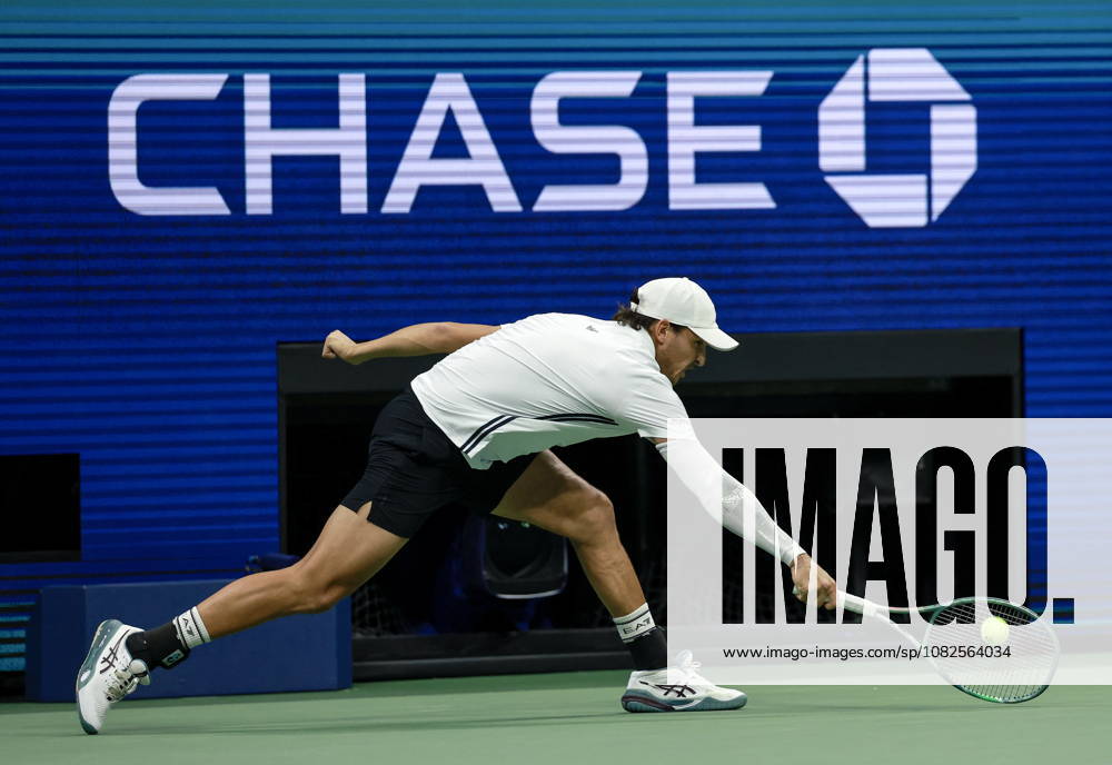 US Open tennis tournament - Day 9 Luciano Darderi of Italy in action against Alexander Zverev of Germany during their men s singles fourth round match at the US Open Tennis Championships at the USTA Billie Jean King National Tennis Center in Flushing Meadows, New York, USA, 07 September 2026. The 2026 US Open tournament runs from 23 August through 13 September. FLUSHING MEADOWS NEW YORK United States