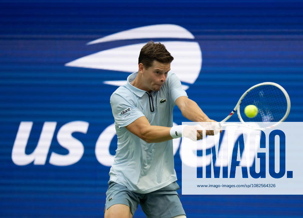 2026 US Open - Day 9 NEW YORK, NEW YORK - SEPTEMBER 7: Alexander Blockx of Belgium returns a shot during his match against Francisco Cerundolo of Argentina during the 2026 US Open - Day 9 at USTA Billie Jean King National Tennis Center on September 7, 2026 in New York, New York. New York USTA Billie Jean King National Tennis Center New York United States