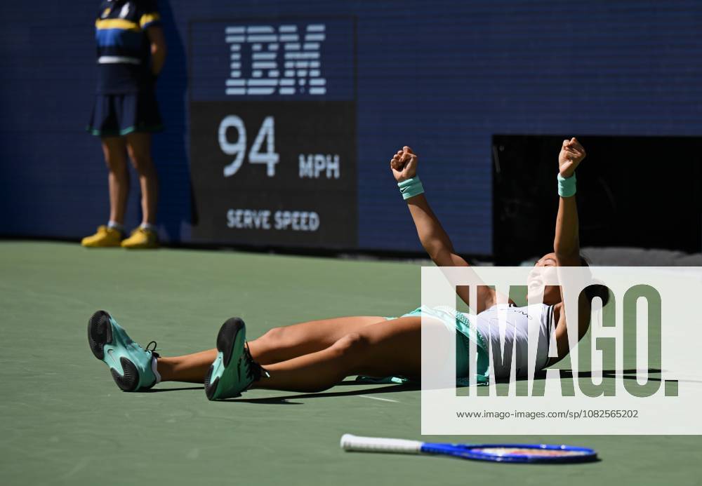 (260908) -- NEW YORK, Sept. 8, 2026 -- Zheng Qinwen celebrates after winning the women s singles fourth round match betweetn Zheng Qinwen of China and Iga Swiatek of Poland at the 2026 US Open tennis championships in New York, the United States, Sept. 7, 2026. ) (SP)U.S.-NEW YORK-TENNIS-US OPEN-WOMEN S SINGLES LixRui