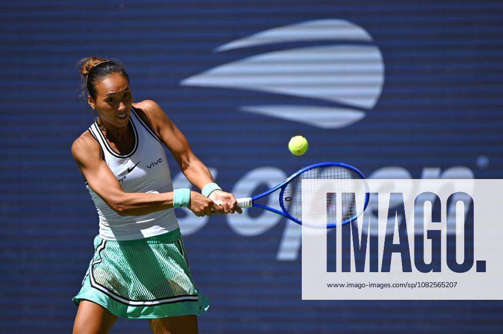 (260908) -- NEW YORK, Sept. 8, 2026 -- Zheng Qinwen hits a return during the women s singles fourth round match betweetn Zheng Qinwen of China and Iga Swiatek of Poland at the 2026 US Open tennis championships in New York, the United States, Sept. 7, 2026. ) (SP)U.S.-NEW YORK-TENNIS-US OPEN-WOMEN S SINGLES LixRui