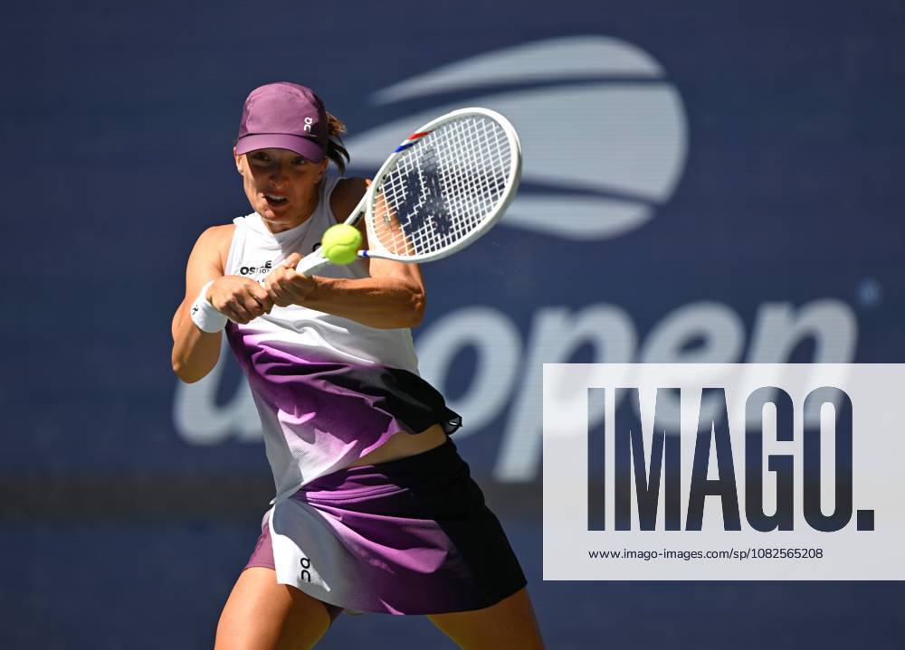 (260908) -- NEW YORK, Sept. 8, 2026 -- Iga Swiatek hits a return during the women s singles fourth round match betweetn Zheng Qinwen of China and Iga Swiatek of Poland at the 2026 US Open tennis championships in New York, the United States, Sept. 7, 2026. ) (SP)U.S.-NEW YORK-TENNIS-US OPEN-WOMEN S SINGLES LixRui