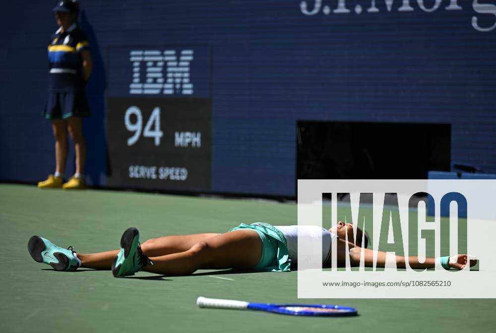 (260908) -- NEW YORK, Sept. 8, 2026 -- Zheng Qinwen celebrates after winning the women s singles fourth round match betweetn Zheng Qinwen of China and Iga Swiatek of Poland at the 2026 US Open tennis championships in New York, the United States, Sept. 7, 2026. ) (SP)U.S.-NEW YORK-TENNIS-US OPEN-WOMEN S SINGLES LixRui