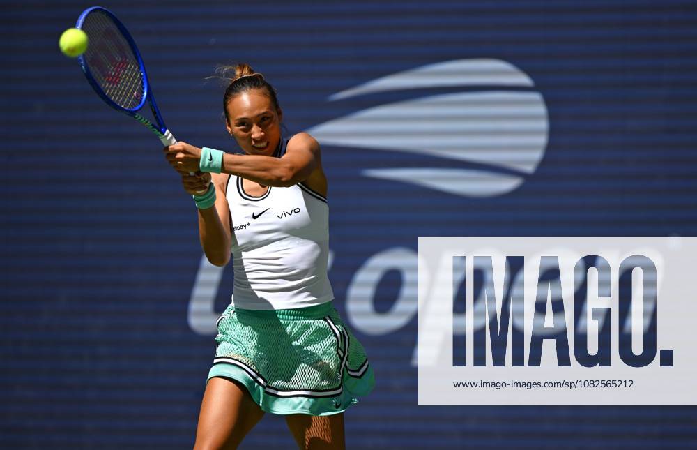 (260908) -- NEW YORK, Sept. 8, 2026 -- Zheng Qinwen hits a return during the women s singles fourth round match betweetn Zheng Qinwen of China and Iga Swiatek of Poland at the 2026 US Open tennis championships in New York, the United States, Sept. 7, 2026. ) (SP)U.S.-NEW YORK-TENNIS-US OPEN-WOMEN S SINGLES LixRui