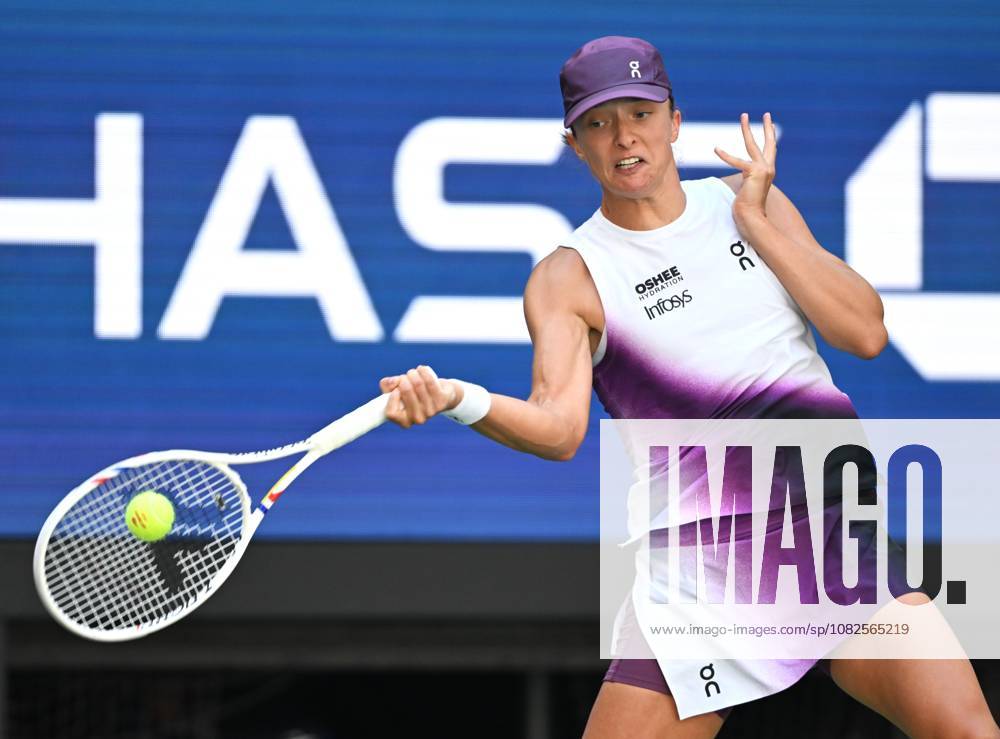 (260908) -- NEW YORK, Sept. 8, 2026 -- Iga Swiatek hits a return during the women s singles fourth round match betweetn Zheng Qinwen of China and Iga Swiatek of Poland at the 2026 US Open tennis championships in New York, the United States, Sept. 7, 2026. ) (SP)U.S.-NEW YORK-TENNIS-US OPEN-WOMEN S SINGLES LixRui
