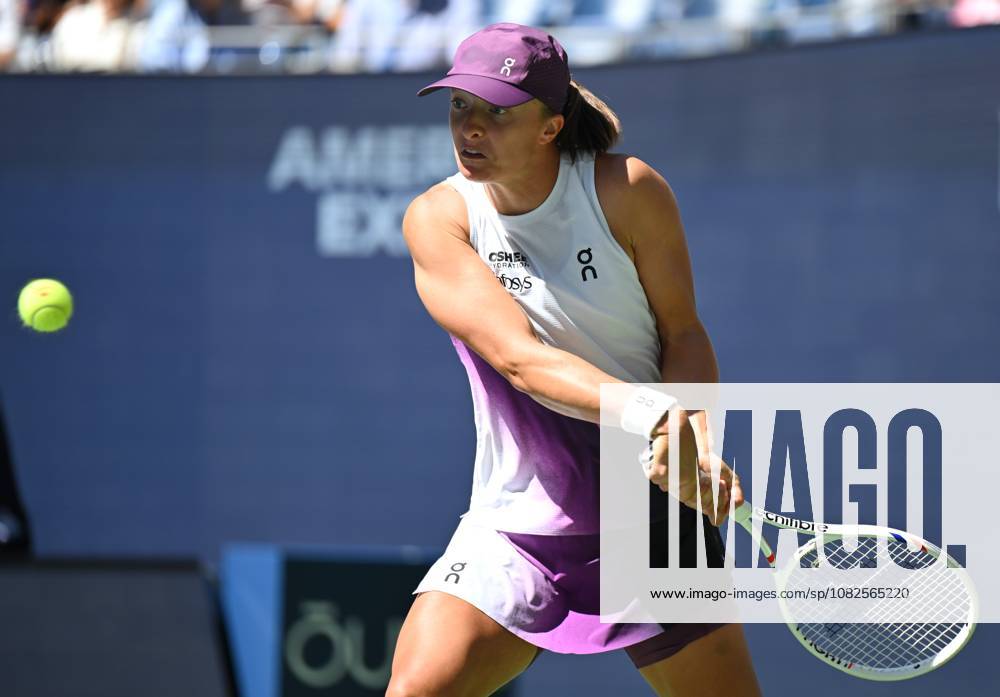 (260908) -- NEW YORK, Sept. 8, 2026 -- Iga Swiatek hits a return during the women s singles fourth round match betweetn Zheng Qinwen of China and Iga Swiatek of Poland at the 2026 US Open tennis championships in New York, the United States, Sept. 7, 2026. ) (SP)U.S.-NEW YORK-TENNIS-US OPEN-WOMEN S SINGLES LixRui