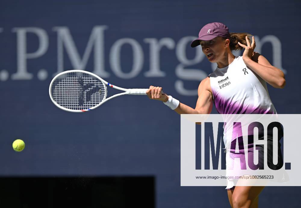 (260908) -- NEW YORK, Sept. 8, 2026 -- Iga Swiatek hits a return during the women s singles fourth round match betweetn Zheng Qinwen of China and Iga Swiatek of Poland at the 2026 US Open tennis championships in New York, the United States, Sept. 7, 2026. ) (SP)U.S.-NEW YORK-TENNIS-US OPEN-WOMEN S SINGLES LixRui