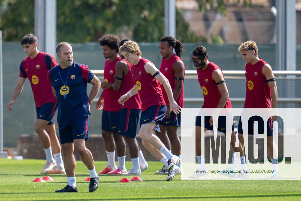 Spain-UEFA Champions League Media Day FC Barcelona, Barca v Feyenoord in Barcelona, Spain. UEFA Champions League media day. Hansi Flick, head coach of FC Barcelona during a training session ahead of the UEFA Champions League match between FC Barcelona and Feyenoord Rotterdam in Ciutat Esportiva Joan Gamper, Barcelona, Spain, on September 8, 2026. Barcelona Ciutat Esportiva Joan Gamper Barcelona Spain