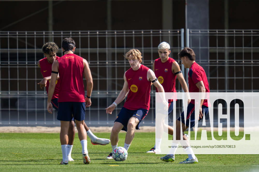 Spain-UEFA Champions League Media Day FC Barcelona, Barca v Feyenoord in Barcelona, Spain. UEFA Champions League media day. FC Barcelona players during a training session ahead of the UEFA Champions League match between FC Barcelona and Feyenoord Rotterdam in Ciutat Esportiva Joan Gamper, Barcelona, Spain, on September 8, 2026. Barcelona Ciutat Esportiva Joan Gamper Barcelona Spain