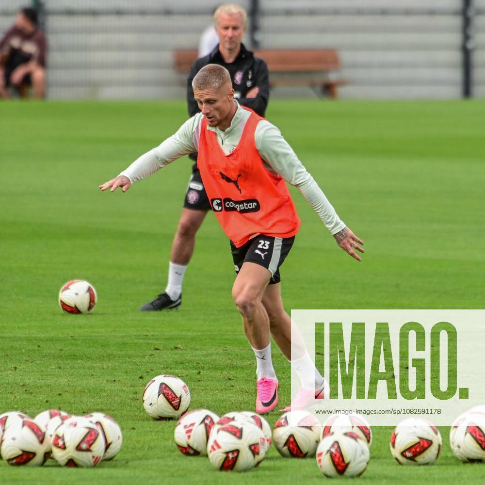 Louis Oppie ( Pauli ) am Ball Deutschland , Hamburg , Trainingsgelände an der Kollaustrasse , Fussball , 2. Bundesliga , FC St Pauli