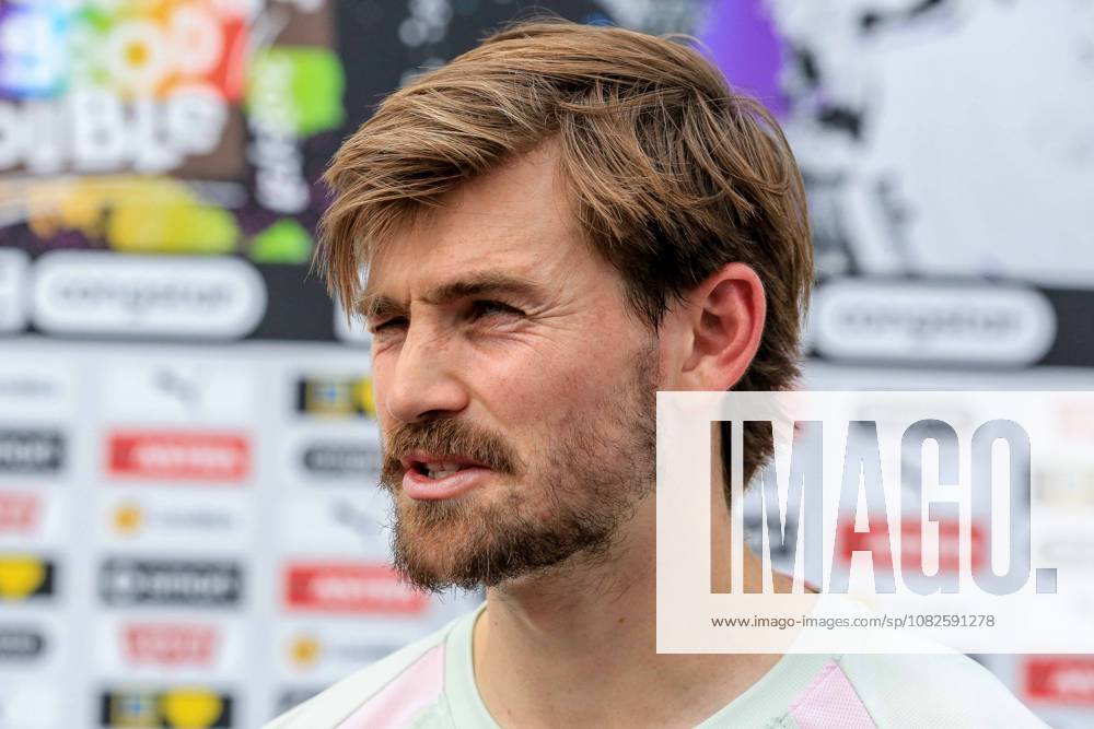 Connor Metcalfe ( Pauli ) im Interview Deutschland , Hamburg , Trainingsgelände an der Kollaustrasse , Fussball , 2. Bundesliga , FC St Pauli