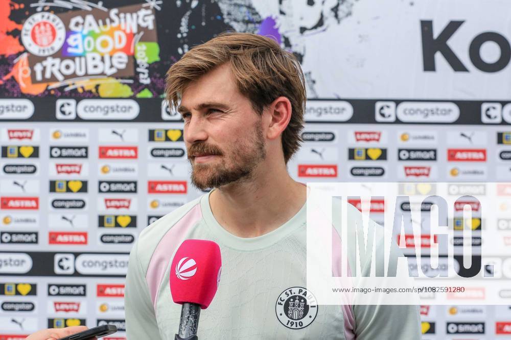 Connor Metcalfe ( Pauli ) im Interview Deutschland , Hamburg , Trainingsgelände an der Kollaustrasse , Fussball , 2. Bundesliga , FC St Pauli