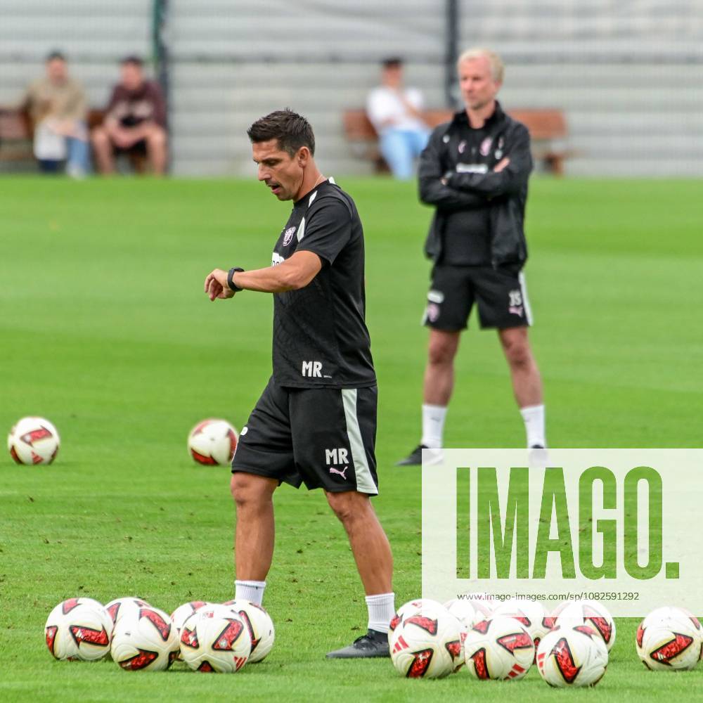 Trainer Marcel Rapp ( Pauli ) schaut auf die Uhr Deutschland , Hamburg , Trainingsgelände an der Kollaustrasse , Fussball , 2. Bundesliga , FC St Pauli