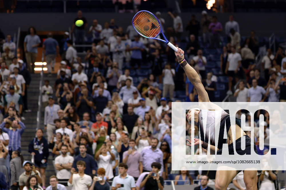 US Open tennis tournament - Day 10 Ben Shelton of the USA hits the winning shot for a match point against Carlos Alcaraz of Spain during the Men s Singles Quarterfinals of the US Open Tennis Championships at the USTA Billie Jean King National Tennis Center in Flushing Meadows, New York, USA, 09 September 2026. The 2026 US Open tournament runs from 23 August through 13 September. FLUSHING MEADOWS NEW YORK United States