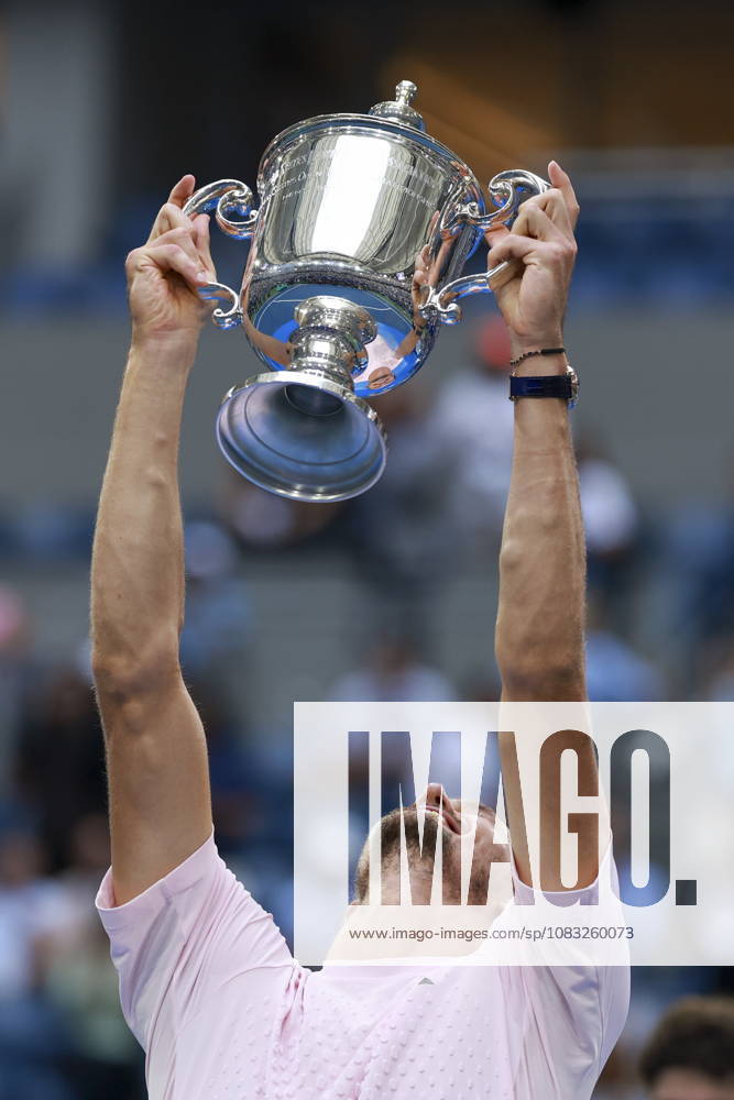 US Open tennis tournament - Day 15 Alexander Zverev of Germany poses with the Champions trophy after winning the Men s Singles Finals of the US Open Tennis Championships at the USTA Billie Jean King National Tennis Center in Flushing Meadows, New York, USA, 13 September 2026. FLUSHING MEADOWS NEW YORK United States