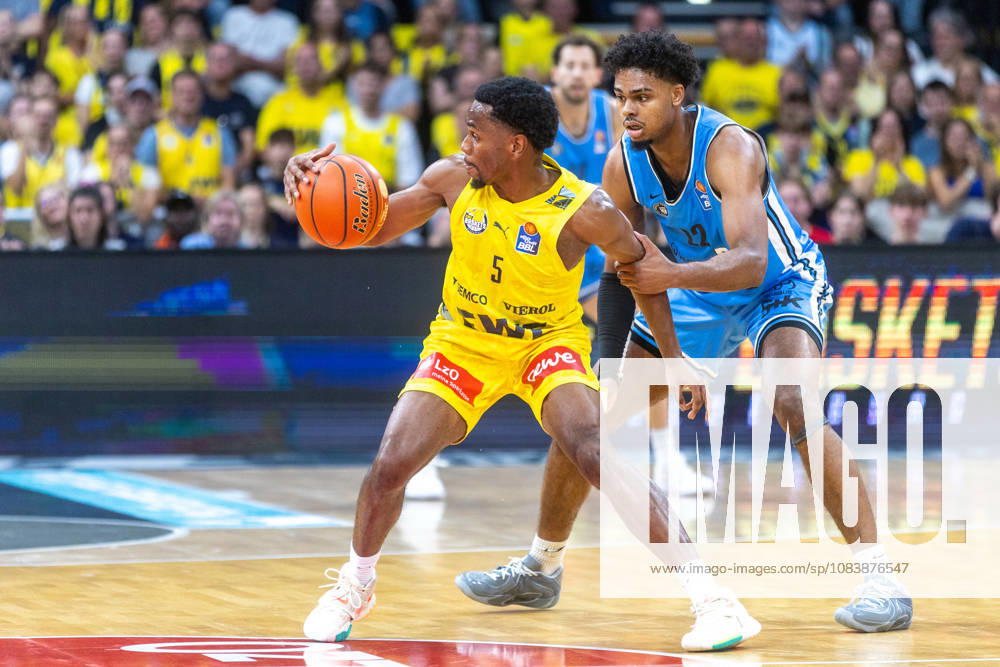 Oldenburg, Lower Saxony, Germany, September 27, 2026, Jeremy Roach (left), EWE Baskets Oldenburg, and Nicolas Pavrette (right), Veolia Towers Hamburg; EWE Baskets Oldenburg vs. Veolia Towers Hamburg, Basketball 1, Basketball Bundesliga, 2026–2027 season, Matchday 3, Grosse EWE Arena; EWE Baskets Oldenburg vs. Veolia Towers Hamburg www.andreas-burmann.de
