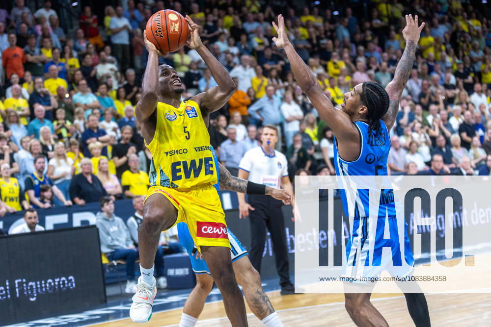 Oldenburg, Lower Saxony, GER, September 27, 2026, Jeremy Roach (left), EWE Baskets Oldenburg, and Zakai Zeigler (right), Veolia Towers Hamburg; EWE Baskets Oldenburg vs. Veolia Towers Hamburg; Basketball 1; Basketball Bundesliga; 2026–2027 season; Matchday 3; Grosse EWE Arena; EWE Baskets Oldenburg vs. Veolia Towers Hamburg www.andreas-burmann.de