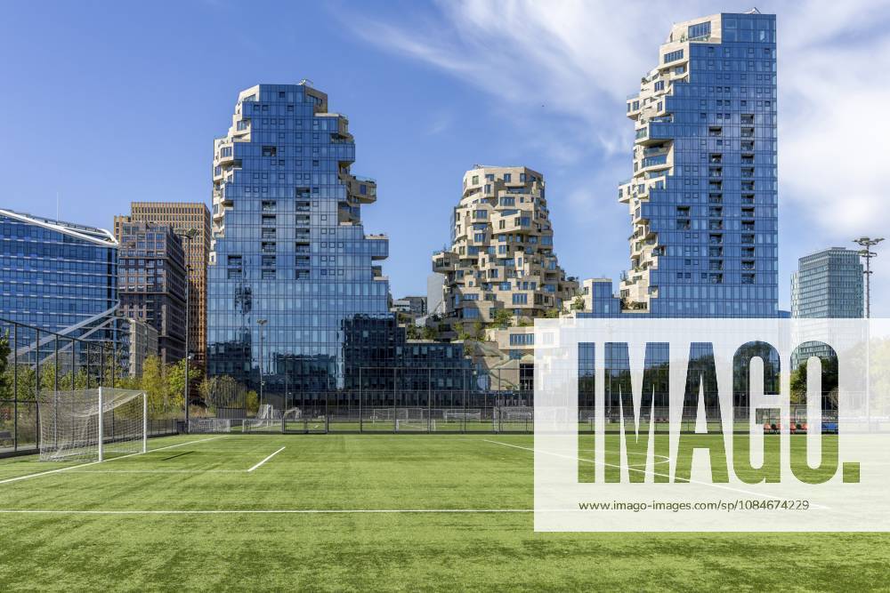 Moderne Wohn- und Bürogebäude Valley im Stadtteil Amsterdam Zuid, die Fassaden bestehen aus Glas und spiegeln den blauen Himmel wider, die Bauweise ist außergewöhnlich und besteht aus gestaffelten und versetzten Elementen mit Terrassen, und vor dem Gebäude liegt ein Fußballfeld mit grünem Rasen, Amsterdam, niederländische Hauptstadt, Noord-Holland, Nordholland, Niederlande Modern residential and office buildings Valley in the Amsterdam-Zuid district, the facades are made of glass and reflect the blue sky, the construction is exceptional and consists of staggered and staggered elements with terraces, and a soccer field with green lawn lies in front of the building, Amsterdam, Dutch capital, Noord-Holland, North Holland, Netherlands