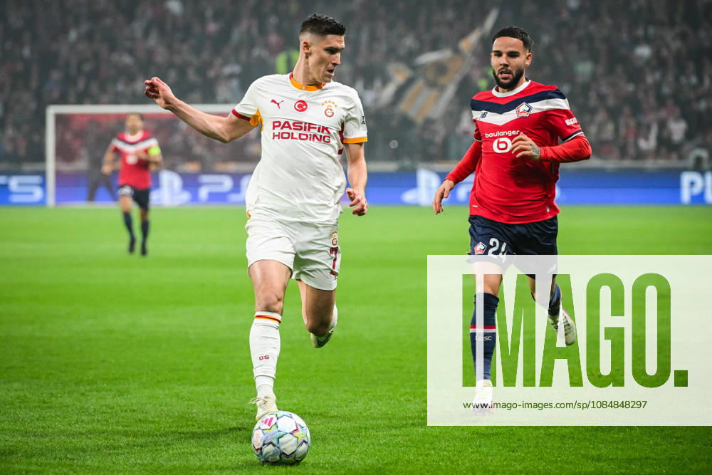Villeneuve-D ascq, France, France: Roland SALLAI of Galatasaray and Calvin VERDONK of Lille during the UEFA Champions League, League Phase MD3 match between Lille OSC (LOSC) and Galatasaray SK at Pierre Mauroy Stadium on October 21, 2026 in Villeneuve-d Ascq near Lille, France. Villeneuve-D ascq France - ZUMAm308 20261021_zsp_m308_004