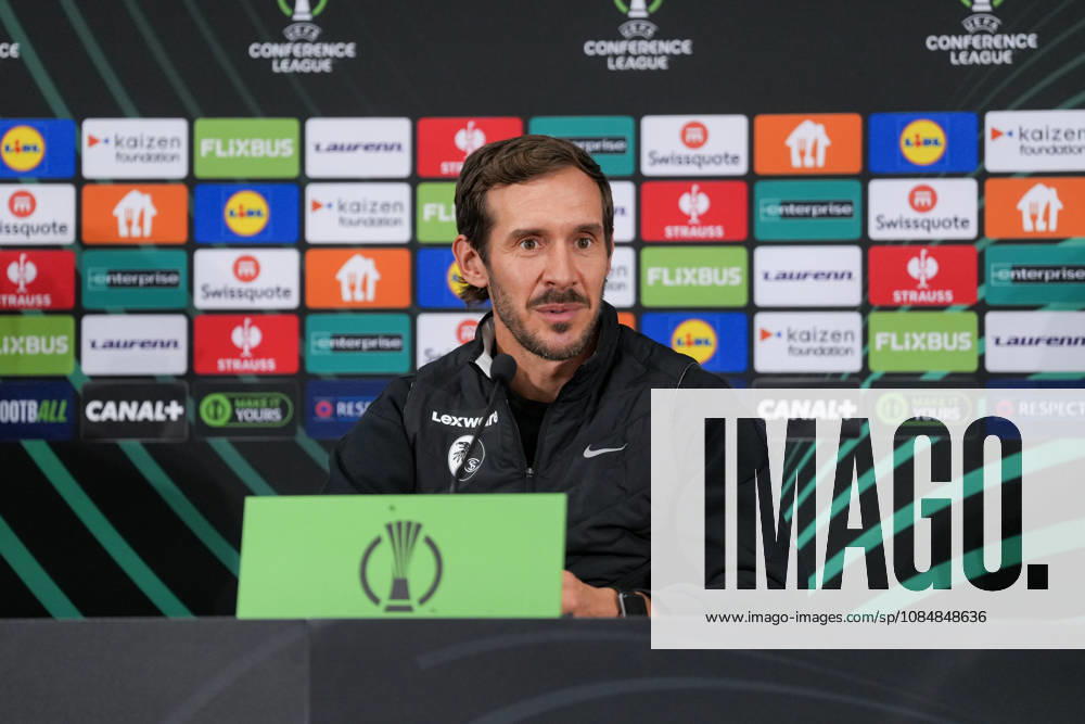 Julian Schuster (SC Freiburg, Trainer) bei der PK, Pressekonferenz , Monaco, Fussball, UEFA Conference League, 2. Spieltag, Ligaphase , 2026 2027, AS Monaco vs. SC Freiburg, 21.10.2026, Stade Louis II, Monaco Monaco Stade Louis II Fontvieille Monaco