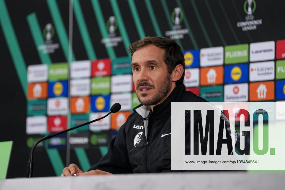 Julian Schuster (SC Freiburg, Trainer) bei der PK, Pressekonferenz , Monaco, Fussball, UEFA Conference League, 2. Spieltag, Ligaphase , 2026 2027, AS Monaco vs. SC Freiburg, 21.10.2026, Stade Louis II, Monaco Monaco Stade Louis II Fontvieille Monaco