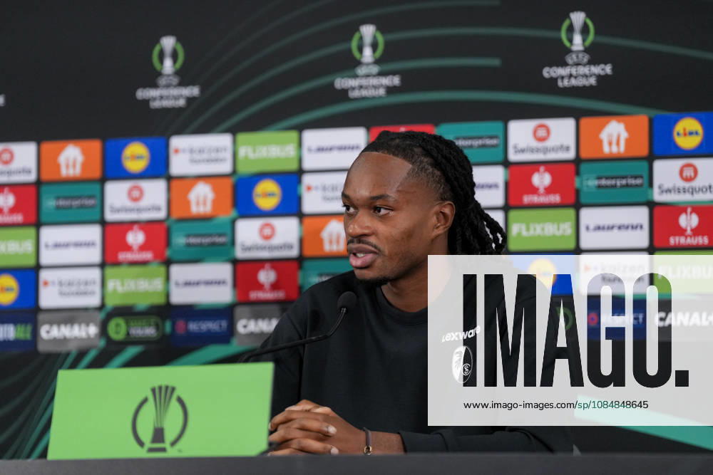 Jordy Makengo (SC Freiburg, 33) bei der PK, Pressekonferenz , Monaco, Fussball, UEFA Conference League, 2. Spieltag, Ligaphase , 2026 2027, AS Monaco vs. SC Freiburg, 21.10.2026, Stade Louis II, Monaco Monaco Stade Louis II Fontvieille Monaco