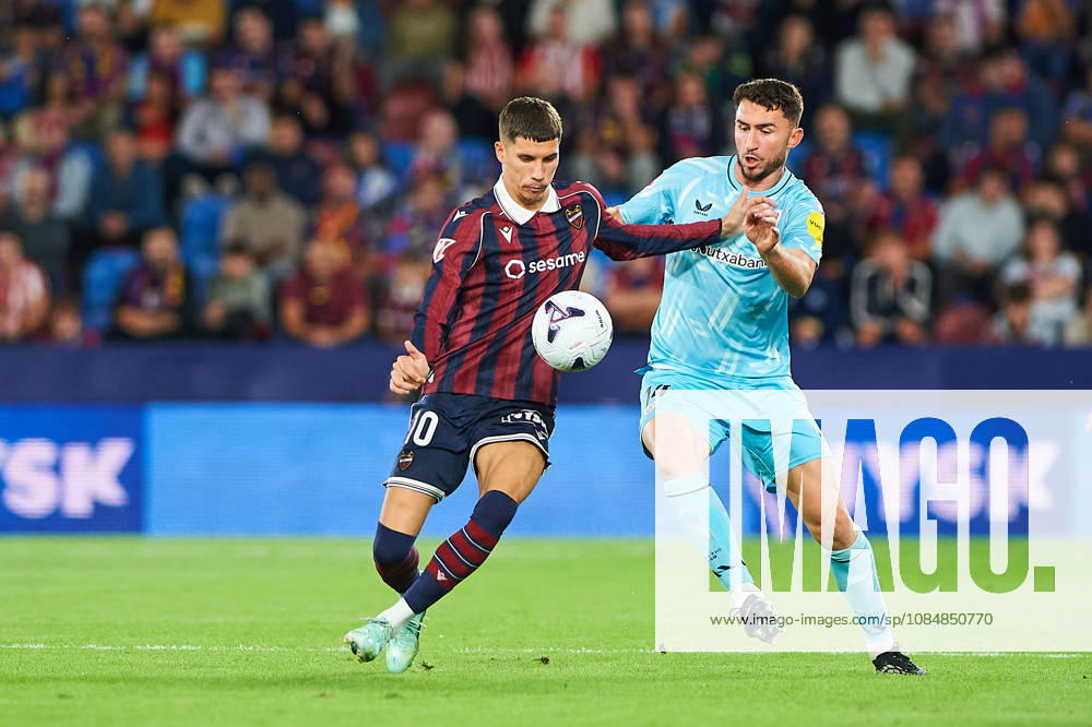 Petar Ratkov (Levante UD) and Aymeric Laporte (Athletic Club) during the LaLiga EA Sports match between Levante UD and Athletic Club at Estadi Ciutat de València on October 21, 2026 in Valencia, Spain. -