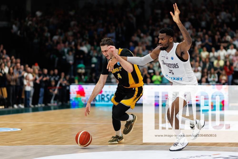 Darko Bajo (KK Croatia Split) im Zweikampf mit Ejiofor Onu (Gladiators Trier), Aktion Action Vet Concept Gladiators Trier vs KK Split, Basketball, FIBA Europe Cup, 3. Spieltag, Saison 2026 2027, 21.10.2026 Vet Concept Gladiators Trier vs KK Split, Basketball, FIBA Europe Cup, 3. Spieltag, Saison 2026 2027