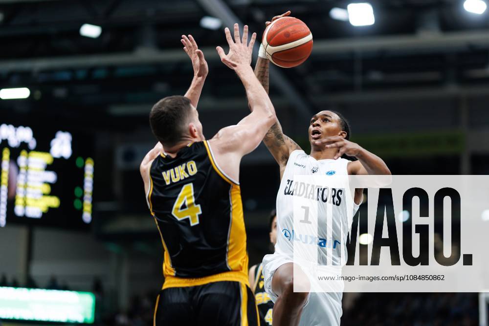 Austin Crowley (Gladiators Trier) im Zweikampf mit Tonko Vuko (KK Croatia Split), Aktion Action Vet Concept Gladiators Trier vs KK Split, Basketball, FIBA Europe Cup, 3. Spieltag, Saison 2026 2027, 21.10.2026 Vet Concept Gladiators Trier vs KK Split, Basketball, FIBA Europe Cup, 3. Spieltag, Saison 2026 2027
